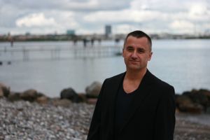Metin Lindved Aydin (R) har som fungerende kulturrådmand i Aarhus afvist støtte til VM-storskærmsarrangementer. 