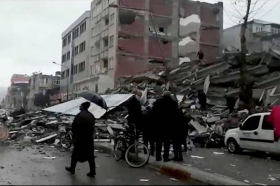 I alt er flere end 500 personer bekræftet omkommet i Tyrkiet og Syrien efter nattens jordskælv i Tyrkiet.