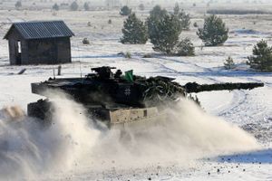 Den tyske Leopard II-kampvogn er den bedst egnede til forholdene på slagmarken. En koalition under ledelse af Tyskland bør sende disse nu for at forberede en ukrainsk offensiv til foråret, mener Anders Fogh Rasmussen. Arkivfoto: Bernd W'stneck