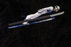 Under en World Cup-konkurrence blev skihopperen Timi Zajc taget af vinden og mistede kontrollen.