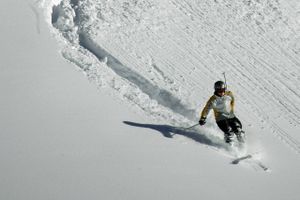 Både fra rejsebranchen og et lille skihotel i Østrig meldes der om, at skimarkedet er tilbage til det normale. Men bemærkelsesværdigt vejr op til skisæsonen gør, at man i år skal tage sig ekstra i agt på skiferien. I hvert fald, hvis turen går til Alperne. 