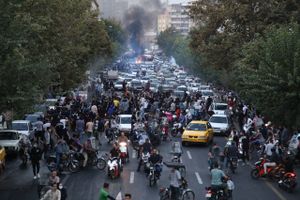 Analyse: Det iranske præstestyre forsøger igen at bruge vold til at kvæle folkelig uro. Men selv hvis det lykkes, er billeder af kvinder, der brænder deres hijabber, en alvorlig trussel mod styret.