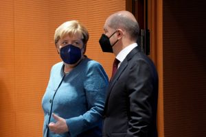 Merkels talsmand, Steffen Seibert, siger i Berlin onsdag, at alting foregår, som det skal på basis af forfatningen og den naturlig demokratiske proces efter valget.