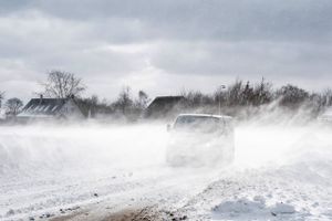 Der er en god forklaring på, at Danmark om få timer bliver ramt af en snestorm. Barskt vejr venter det meste af landet, og der er god grund til at tage sig i agt.