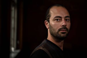 For otte år siden løb Haesam Jakir for sit liv. Omgivet af bomber krydsede han den syriske grænse. Dengang havde han aldrig gættet, at der ventede en gylden mulighed i et land langt mod nord.