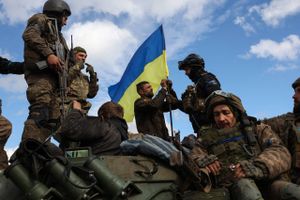 En video fra Ukraines forsvarsministerium viser det ukrainske flag blive hejst i en landsby i Kherson.