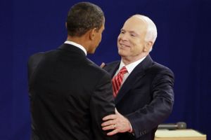 Barack Obama og John McCain kæmpede om præsidentposten i USA i 2008. Her ses de sammen før en debat i Nashville i oktober 2008. Arkivfoto: Mark Humphrey/AP