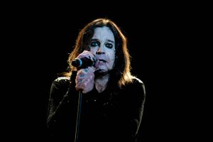 Efter 55 år på landevejen tvinger dårligt helbred den 74-årige rockstjerne Ozzy Osbourne til at holde op med at turnére.
