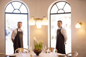 Restaurant JA i Holstebro er resultatet af et ambitiøst makkerpars bestræbelser på at skabe et nyt spisested, hvor man spiser og drikker godt i hyggelige omgivelser, og det må siges at være lykkedes.