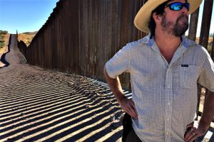 Den tidligere amerikanske præsident Donald Trumps mur skaber både vrede og glæde i USA. Nogle mener, at den holder migranterne ude af USA. Andre, at den har ødelagt naturen. I Arizonas ørken gør man sig klar til endnu en politisk krig om muren. 
