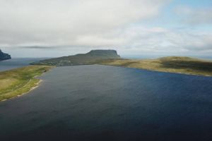 Nye DNA-analyser af materiale fundet på bunden af en sø viser sammen med tidligere fund, at mennesker må have levet på Færøerne allerede 300 år før vikingernes ankomst.