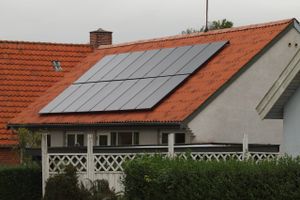 Solcelleejerne skal fra 2017 betale for brugen af højspændingsnettet, når de trækker strøm til deres husstand, mener Energinet.dk. Det kan koste ejerne 300-400 kr. om året. Foto: Torben Klint