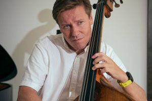 Jazz kan skabe momenter, som kun er der i et særligt øjeblik, siger Peter Vuust. Interview med bassisten og hjerneforskeren om jazz, Hasle Skole, to slags ører, de to sønner og bassens job.
