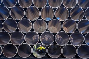 Nord Stream-rørledningen består af to strenge, der hver er 1.225 km lange og er sat sammen af ca. 100.000 12 meter lange og 24 tons tunge stålrør, der ses her på en oplagsplads, inden lægningen begyndte. Foto: AP/Jens Büttner