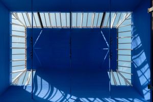 Billedhugger Kai Nielsen tilbragte en stor del af sit liv i villaen “Krogen” i Klampenborg, hvor et atelier i en stærk blå farve stod i skarp kontrast til hans ofte hvide skulpturer. Ny bog fortæller historien om villaen og den nyligt overståede totalrestaurering.
