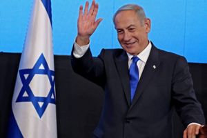 Likud-lederen lander aftale om regering og står igen i spidsen for Israel. Det sker kort før deadline.