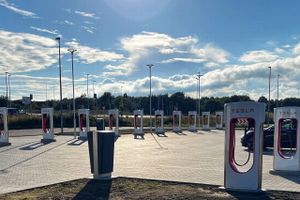 Der er fart på hos Tesla, som gearer op med nye superladere langs motorvej E45. Nu åbner Jyllands største lynladestation i Fredericia med 24 stk. 250-kW-lynladere, som supplerer nyåbnet station i Kolding, der har 16 af slagsen.