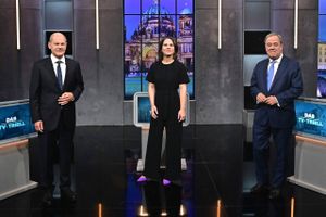 Det var knald eller fald for Angela Merkels kanslerkandidat ved den sidste valgdebat søndag aften. Men emnerne lå bedre til hans modstandere. De rottede sig desuden sammen mod ham.
