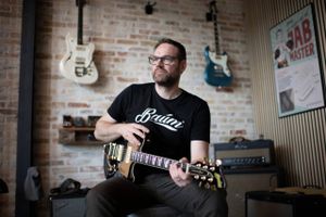 En passion for træ og guitarspil blev til virksomheden Baum Guitars, der med produktion i Sydkorea er klar til at opskalere forretningen og salget af danskdesignede guitarer.