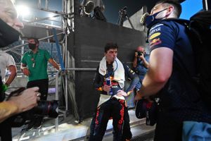 Max Verstappen tilhører kategori af kørere, som mener, at reglerne ikke gælder for dem, siger Lewis Hamilton. 