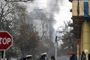 Mindst tre angrebsmænd er dræbt af sikkerhedsstyrker på afghansk hotel, der typisk har mange kinesiske gæster.