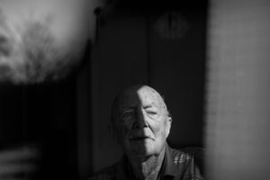 Knud Sørensen har aldrig interesseret sig for lykken. Den 93-årige digter sigter efter at være et glad og tilfredst menneske. Som ung modstandsmand blev han taget til fange af nazisterne. Men han slap med skrækken og blev løsladt. Og et digt rigere.