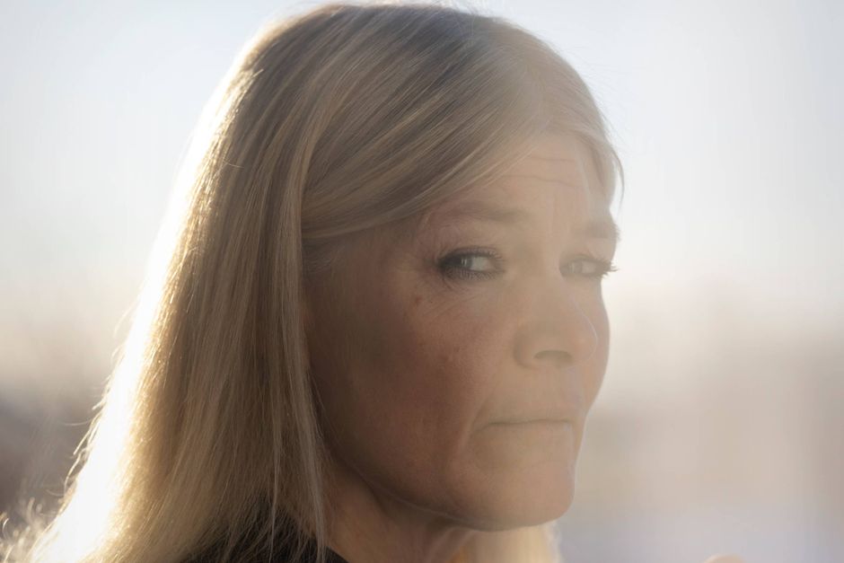 Antallet af børn, der forsøger selvmord, er steget til et niveau, som eksperter kalder »skræmmende«. Børnetelefonen oplever et stigende antal børn, der henvender sig med netop den type tanker, som nu også har sat sig hos små børn. En af dem er Rikkes 12-årige søn. Hun husker stadig, da han første gang fortalte hende om sine mest mørke tanker.