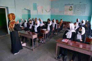 Onsdag vendte mange piger i Afghanistan endelig tilbage til skolebænken, men kort efter blev de hjemsendt. 