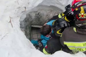 En dreng reddes ud fra hotellet, der blev omsluttet af den ødelæggende lavine: Foto: Italian Firefighters/AP
