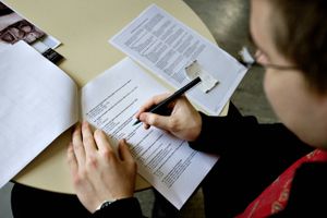 Over 3.000 håbefulde ansøgere har i dag taget indfødsretsprøven , som skal bestås for at kunne få dansk statsborgerskab.