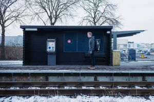 Endnu er der ikke fundet en løsning på, at is på køreledninger vinter efter vinter sender letbanen i Aarhus til tælling. Problemet var kendt, men blev aldrig undersøgt til bunds op til beslutningen om letbanen i 2012, viser en gennemgang.