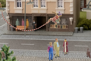 En mand med »verdens længste diller« er hovedpersonen i DR’s nye serie for børn. Kønsforsker efterspørger en kvindelig pendant. 