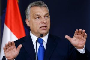 Et flertal støttede en symbolsk resolution, der betegner Ungarn som et »autokrati med valg«. Forude venter en intens uge, der kan koste Orbáns regering milliarder af EU-kroner.