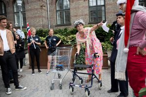 Lektor kalder det en glidebane, men Københavns Universitet er klar til atter at skride ind over for udklædning til fester, hvis de studerende føler sig krænket.