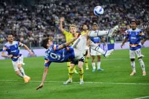 Dusan Vlahovic skaffede i den dybe overtid Juventus 1-1 mod Bologna efter to røde kort i kampens slutfase.