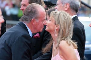 Corinna Larsens eventyr med Spaniens konge forvandlede sig til et mareridt. Men hun slap afsted med næsten 500 mio. kr. og en kæmpe diamantring.