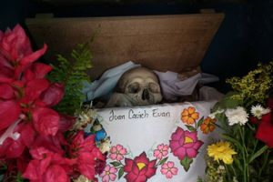 Afdødes knogler står fremme til offentlig skue i den mexicanske landsby Pomuch. Hvert år renser de efterladte deres kæres skelet. Det handler om en ældgammel mayatradition, som har overlevet på enestående vis frem til i dag.  