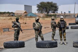 Natligt angreb mod en militærpost i Niger og efterfølgende kampe har dræbt 16 soldater og omkring 50 oprørere.