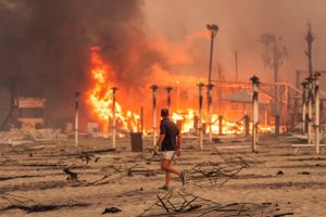 Hundredvis er evakueret fra deres hjem, hoteller og campingpladser som følge af brande nær Campomarino.