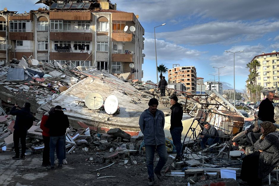 Hele boligkvarterer er styrtet i grus i Hatay i det sydlige Tyrkiet, hvor Jyllands-Postens korrespondent er til stede. Både lokale beboere og eksperter er enige om, at én særlig dødbringende faktor er hovedårsagen til, at jordskælvet foreløbig har kostet tæt på 10.000 menneskeliv.