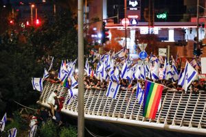 Protester mod øget politisk indflydelse på domstole kan være de største i Israels historie, skriver avis.