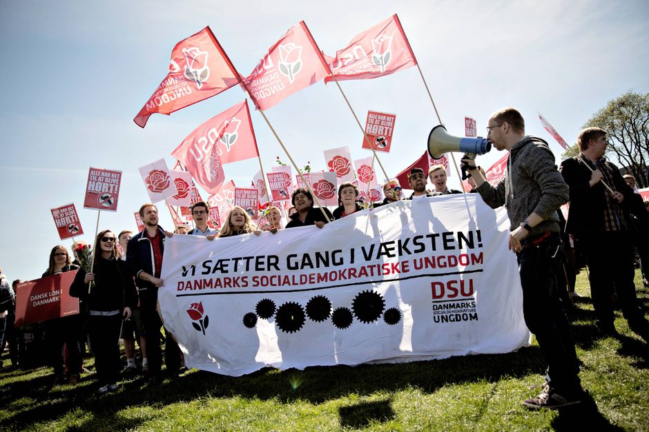 Et medlem af Danmarks Socialdemokratiske Ungdom er anklaget for bedrageri. Sagen skulle have udspillet sig ved retten i december, men er udskudt, fordi DSU'eren nu sidder varetægtsfængslet i en helt anden type sag.