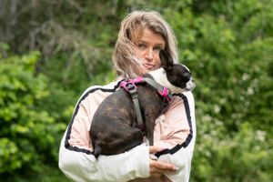 Hundeejere stiller i højere grad krav til kvaliteten af foderet og er villige til at betale prisen. Charlotte Andersen bruger en mindre formue på den bedste hundemad og spiser hellere havregryn selv, end hun lader sine hunde nøjes. Men er kvaliteten så høj, at hun vil spise det selv?