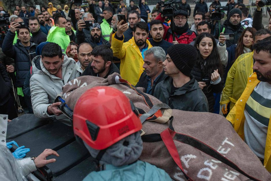 Dødstallet nærmer sig 5.000, efter kraftige jordskælv har rystet Tyrkiet og Syrien. I en af de ramte byer mødte et kaos af ødelæggelse og desperate råb om hjælp Jyllands-Postens korrespondent.
