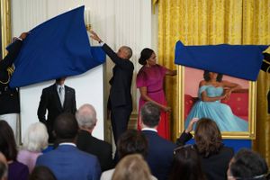 Barack Obama og Michelle Obama vendte onsdag tilbage til Det Hvide Hus, hvor portrætter af dem blev afsløret.