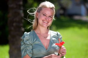 Den 26-årige Sidse Bergstrøm er bioanalytiker. Og så er hun en af 18 kvinder, som i datingprogrammet ”Bachelor” bejler om én ung mands gunst. Men hvorfor søger hun kærligheden på tv? 