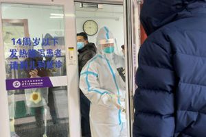 Mens Kinas politiske ledelse langsomt er ved at ændre coronakurs, oplever hospitalerne i Beijing voldsom smitte. På et af dem er op mod 80 pct. af personalet testet positiv. 