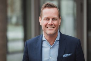 I over 28 år har Niels Rasmussen boet i udlandet. I dag træner han topchefer i internationale virksomheder i den danske, uformelle tone og tilgang til ledelse.