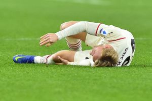 Landsholdsanfører Simon Kjær skal fredag opereres i sit ene knæ, meddeler AC Milan. En længere pause truer. 