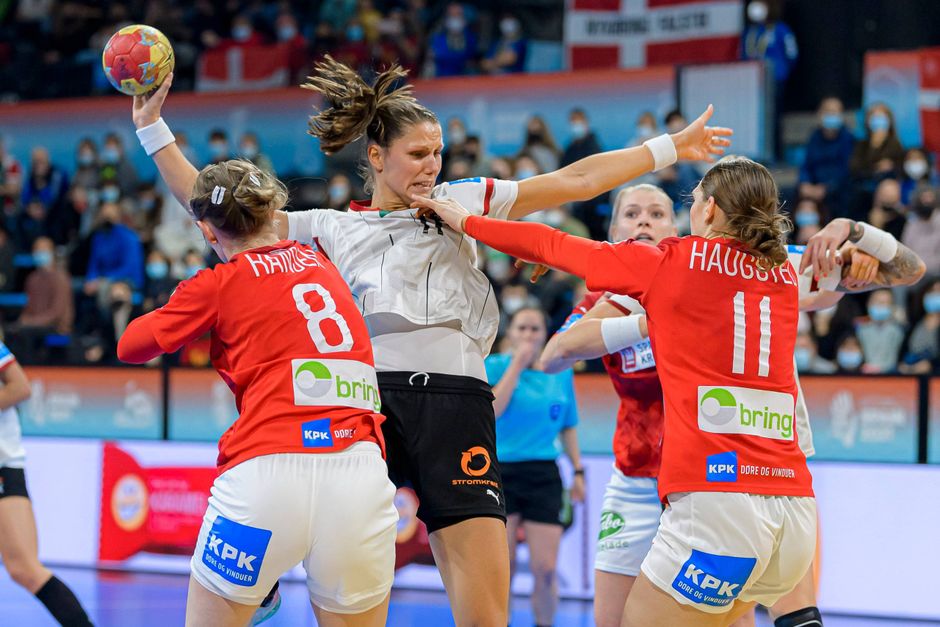 De danske håndboldkvinder er samlet for første gang i denne sæson, men der er ikke megen tid til hygge.  